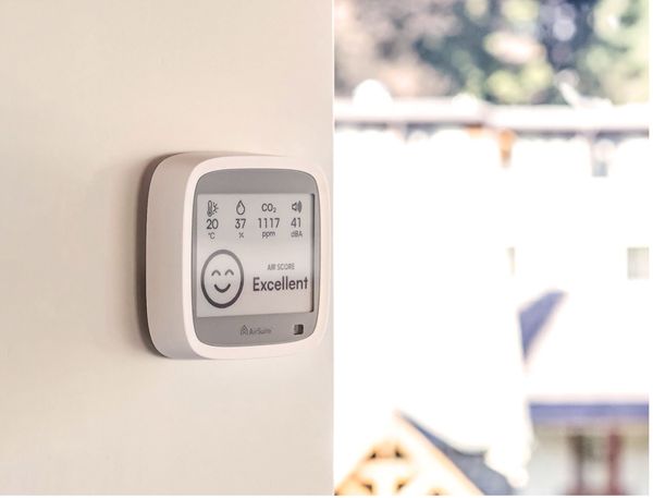 AirSuite使用Nordic Semiconductor的nRF52840系统级芯片 (SoC) 提供的低功耗蓝牙 连接，每分钟将数据直接传输到用户的智能手机，而Nordic nRF9160系统级封装(SiP) 则提供LTE-M 或 NB-IoT(蜂窝物联网)连接，至少每 15 分钟将相关数据发送到云端。通过专用app和网络平台，当环境指标超过或低于预定阈值时，用户可以进行监督和接收通知。