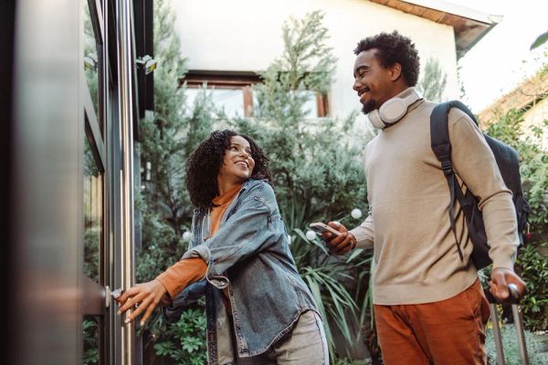 酒店服务行业瞬息万变，现在的宾客不仅期望舒适的设施和宾至如归的款待服务，还希望在酒店、酒吧、餐厅和其他场所获得更加流畅的个性化数字化体验。后台的无线连接和智能传感系统不仅是简化运营的关键，也是沉浸式宾客服务的功臣。包括低功耗蓝牙和其他低功耗协议、物联网信标、智能传感器和内部监控系统在内的无线技术，正以前所未有的方式支撑着现代酒店业的发展。
