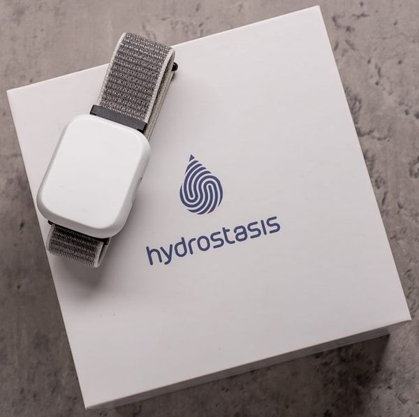 Hydrostasis 的 Geca Watch 2.0 利用 Nordic 的低功耗蓝牙 SoC，可以在用户感到口渴之前发出喝水提醒
