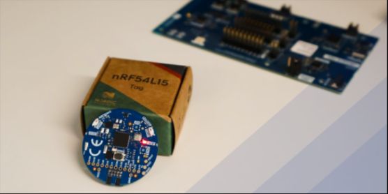 在本篇博文中，我们将简要介绍 nRF54L15 Tag 的各项功能特性，并讲解该平台的上手操作流程，包括如何编译、烧录以及调试示例程序。随后，我们会分析 nRF54L15 Tag 的典型适用场景与配套示例工程，最后测算该设备搭配 CR2032 纽扣电池使用时的预估续航时长，同时说明可便捷外接至 nRF54L15 Tag 的各类拓展传感器与按键。