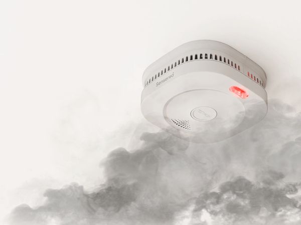 环境智能公司Sensereo推出了一款采用Nordic Semiconductor芯片的Matter over Thread智能烟雾报警器，房主外出时也能安心无忧。这款MS-1智能烟雾探测器采用Nordic的多协议nRF52840 SoC芯片，提供Matter over Thread无线连接功能，使其能够无缝兼容所有主流智能家居平台，包括Apple Home、Samsung SmartThings、Homey和Home Assistant。