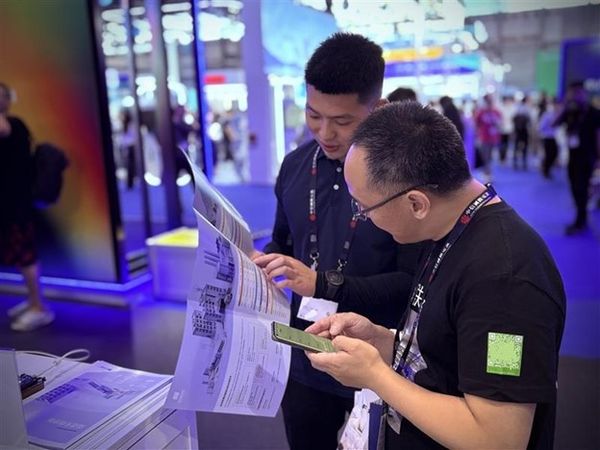 Nordic工作人员为访客介绍丰富的产品系列