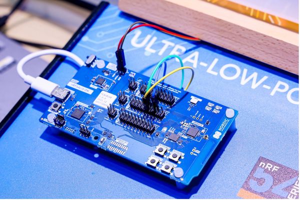 nRF54L15 DK，适用于 nRF54L15、nRF54L10 和 nRF54L05 超低功耗无线 SoC 的开发套件