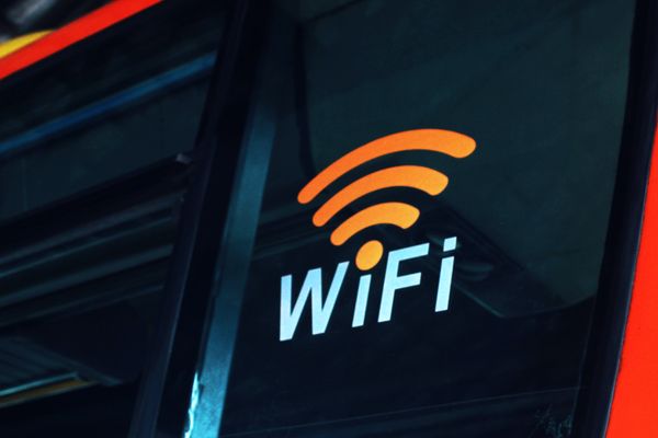 Wi-Fi 网络的网络拓扑, 首先我们从下面这张图来了解一下 Wi-Fi 网络的网络拓扑